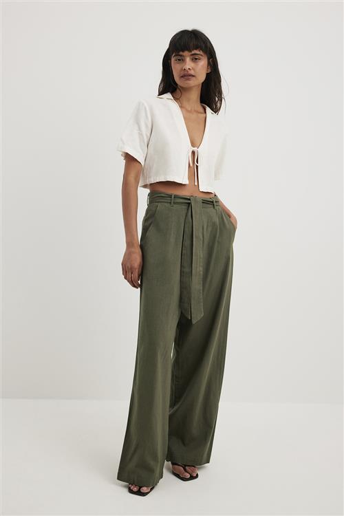 Se NA-KD Tie Waist Wide Leg Trousers Kvinde Olive Bukser Med Brede Ben Str EU 36 - hos Magasin ved Magasin