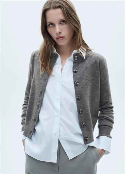 Se MANGO Buttoned Round Neck Cardigan Kvinde 96 Cardigans Str L - hos Magasin ved Magasin