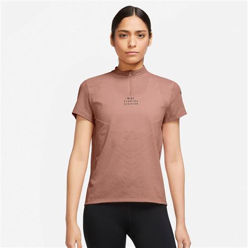 Se Nike Dri Fit Adv Run Division Engineered Lobe T Shirt XL - Trænings T-shirts Nylon hos Magasin ved Magasin