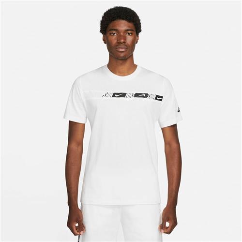 Se Nike Sportswear Repeat T Shirt L - T-shirts hos Magasin ved Magasin