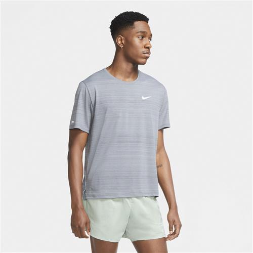 Se Nike Dri Fit Miler Lobe T Shirt L - T-shirts hos Magasin ved Magasin