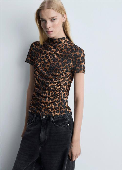 Se MANGO Leopard Tshirt With Ruffled Detail Kvinde Brown Kortærmede T-shirts Str XS - hos Magasin ved Magasin