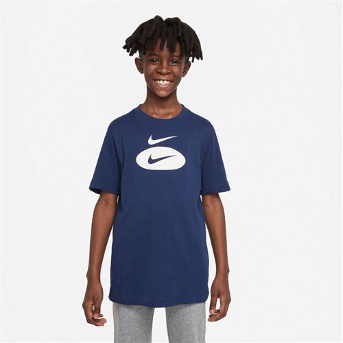 Se Nike Sportswear T Shirt 122-128 / XS - T-shirts hos Magasin ved Magasin