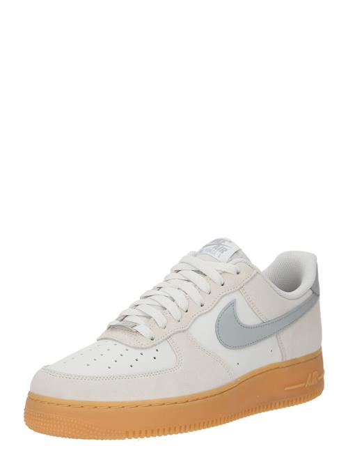 Se Nike Sportswear Sneaker low 'AIR FORCE 1 '07 LV8'  grå / greige / hvid ved About You