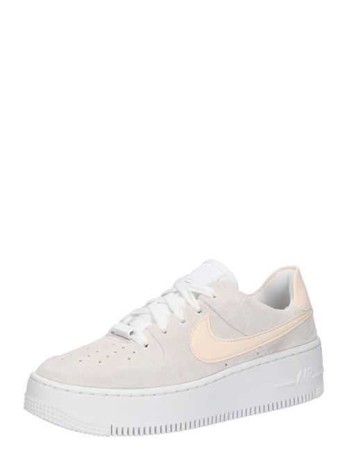 Se Nike Sportswear Sneaker low 'Air Force 1 Sage'  pastelorange / naturhvid ved About You