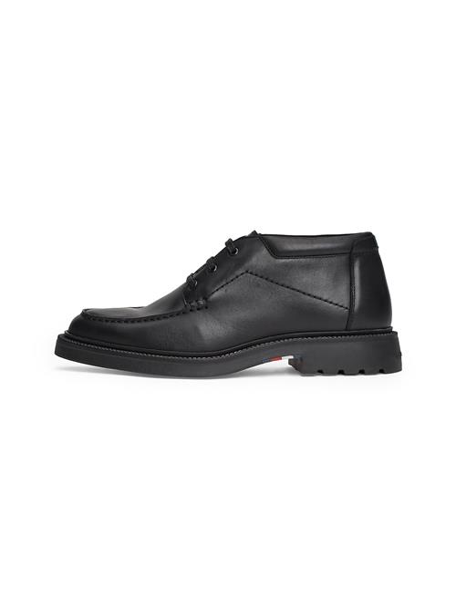 Se TOMMY HILFIGER Chukka Boots  sort ved About You