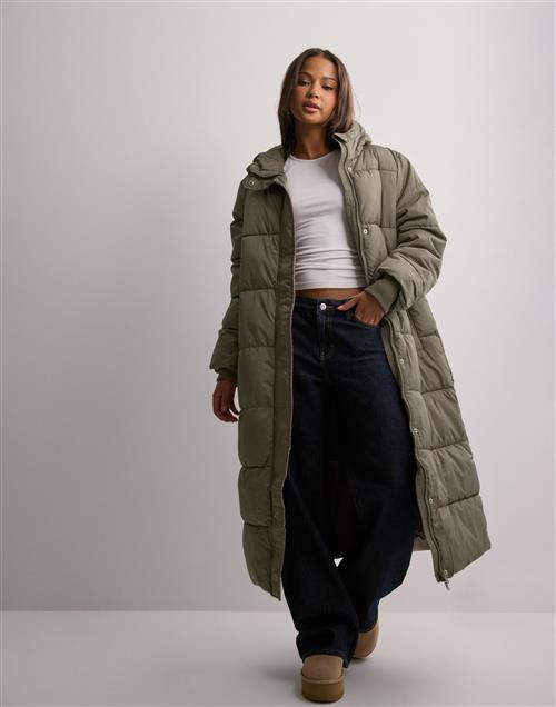Se Pieces - Grøn - Pcmaddie Long Puffer Jacket Noos Bc ved Nelly