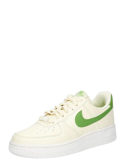 Se Nike Sportswear Sneaker low 'Air Force 1 '07 SE'  græsgrøn / offwhite ved About You