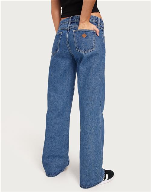 Se Abrand Jeans - Blå - A 99 Low & Wide Chantell Organic ved Nelly