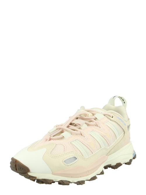 Se ADIDAS ORIGINALS Sneaker low 'Hyperturf Adventure'  creme / mørkegrå / lys pink / hvid ved About You