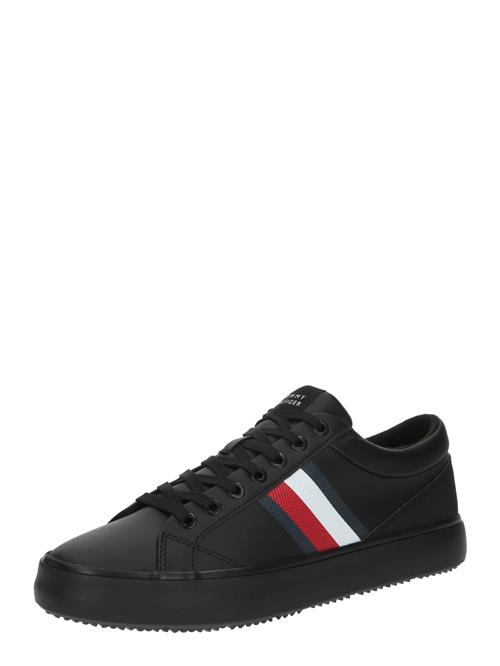 Se TOMMY HILFIGER Sneaker low  navy / rød / sort ved About You