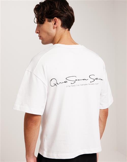 Que Sera Sera Boxy Signature Tee Printed t-shirts Hvid