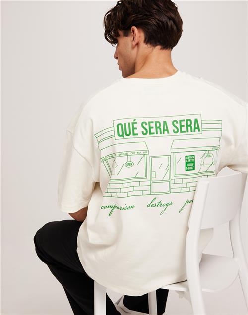 Que Sera Sera Boxy Store Tee Printed t-shirts Hvid