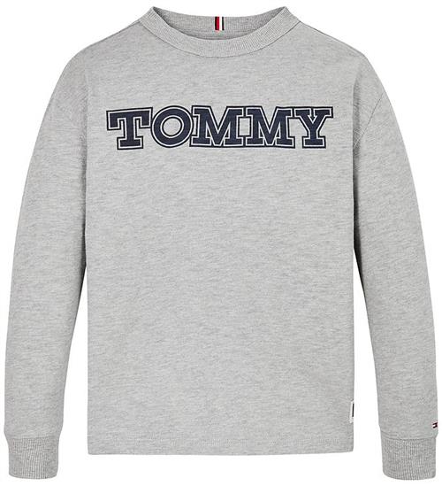 Se Tommy Hilfiger Bluse - Flags Patches - Light Grey Heather ved KidsWorld