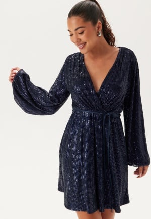 Se Bubbleroom Occasion Sequin Balloon Sleeve Dress Dark blue 3XL ved Bubbleroom