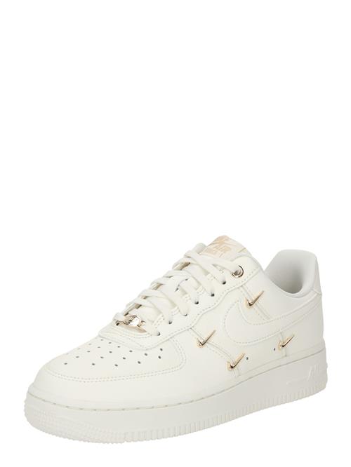 Se Nike Sportswear Sneaker low 'AIR FORCE 1'  guld / hvid ved About You