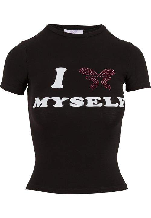 Se Felicious Shirts 'Love Yourself'  magenta / sort / hvid ved About You