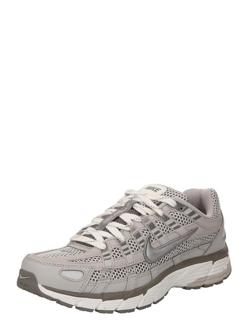 Se Nike Sportswear Sneaker low 'P-6000'  greige / mørkegrå ved About You