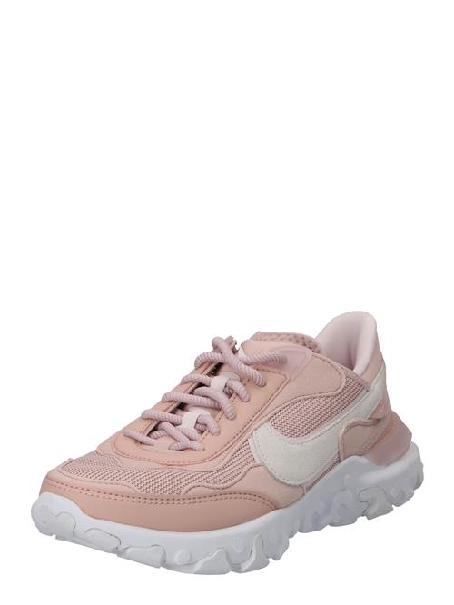 Se Nike Sportswear Sneaker low 'REACT R3VISION'  gammelrosa / hvid ved About You