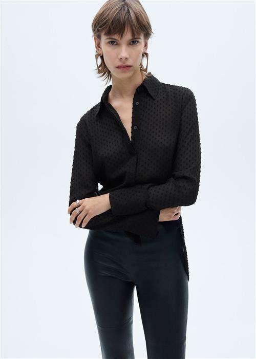 Se MANGO Plumeti Shirt With Hidden Buttons Kvinde Black Skjorter Plus Size Str XS - hos Magasin ved Magasin