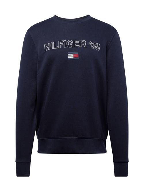 Se TOMMY HILFIGER Sweatshirt '85'  marin / safir / melon / hvid ved About You