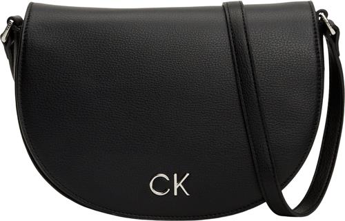 Se Calvin Klein CK Daily Saddle BAG Pebble One size - Skuldertasker hos Magasin ved Magasin