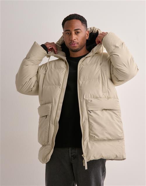 Se Rains Alta Long Puffer Cargo Jacket W3T4 Vinterjakker Beige ved NLY Man