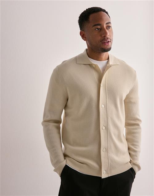 Se Selected Homme Slhtray Ls Knit Merino Button Cardi Striktrøjer Beige ved NLY Man