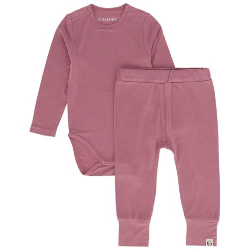 Se Gullkorn Design Vennen Baby Sæt Berry Purple | Lilla | 86 cm ved Babyshop