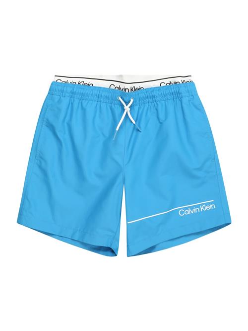 Se Calvin Klein Swimwear Badeshorts 'Meta Legacy'  himmelblå / hvid ved About You