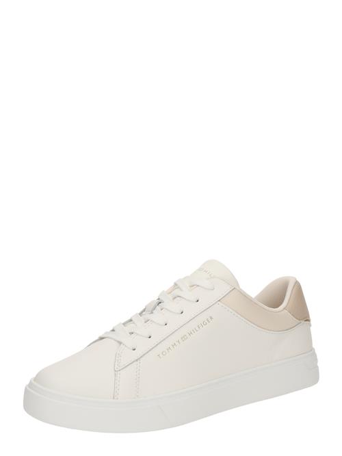 Se TOMMY HILFIGER Sneaker low 'ESSENTIAL COURT'  beige / camel / elfenben ved About You