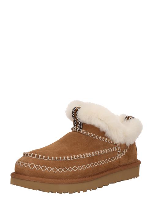 Se UGG Boots 'Classic Ultra Mini Alpine'  creme / karamel ved About You