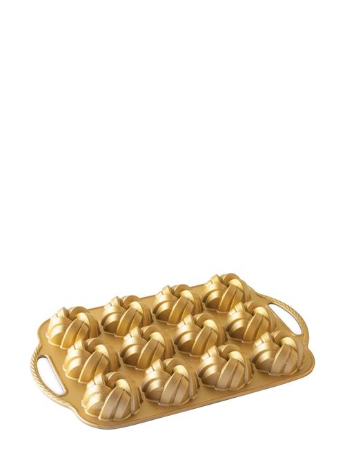 Se Nordic Ware 75Th Anniversary Braided Mini Bundt® Pan Nordic Ware Gold ved Booztlet