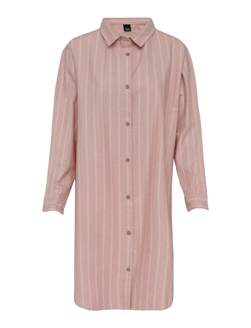 Se Høie of Scandinavia Pilen Yarndyed Flannel Night Shirt Høie Of Scandinavia Pink ved Booztlet