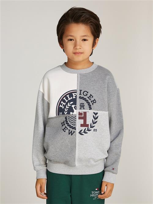 Tommy Hilfiger Monotype Spliced Printed CN Str 6 - Grey Heather Mix Sweatshirts hos Magasin