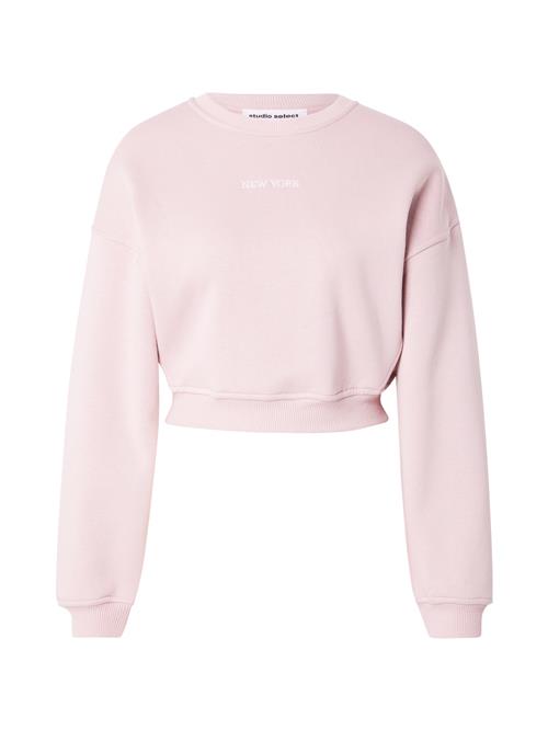 Se STUDIO SELECT Sweatshirt 'Mara'  pastellilla / hvid ved About You