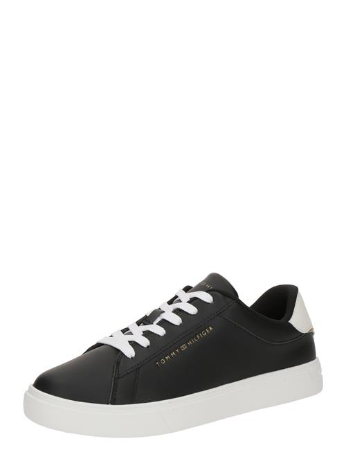 Se TOMMY HILFIGER Sneaker low 'Essential Court'  guld / sort / hvid ved About You