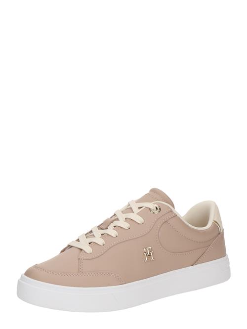 Se TOMMY HILFIGER Sneaker low 'Essential Court'  nude / lysebeige / guld ved About You