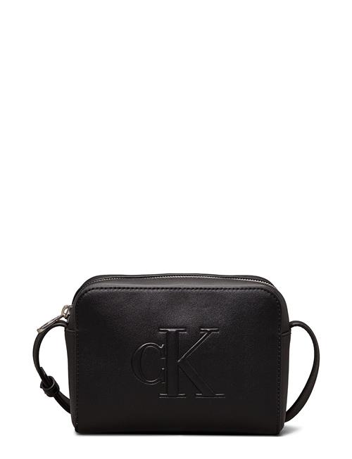 Se Calvin Klein Sculpted Camera Bag Deboss Calvin Klein Black ved Booztlet