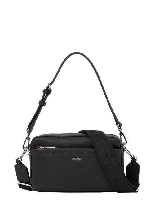 Se Calvin Klein Ck Must Convertible Camera Bag Calvin Klein Black ved Booztlet