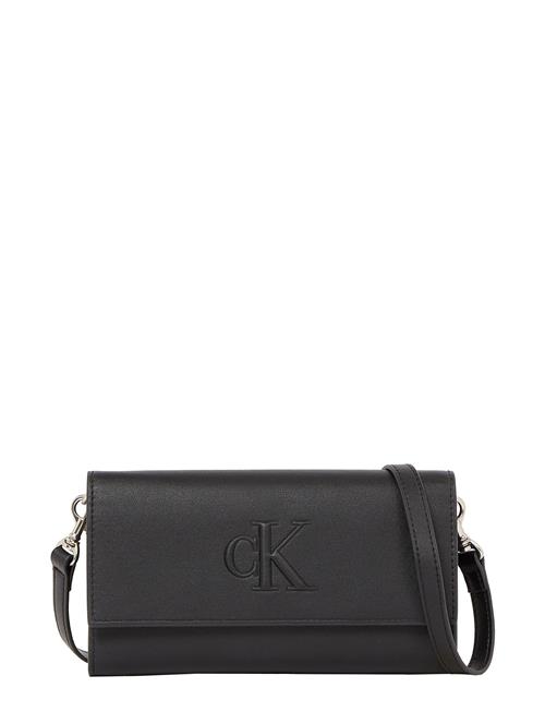 Se Calvin Klein Sculpted Long Fold Strap Deboss Calvin Klein Black ved Booztlet