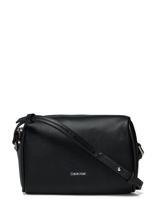 Se Calvin Klein Ck Refine Camera Bag_Pbl Calvin Klein Black ved Booztlet