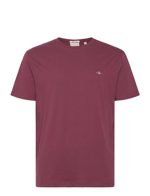 Se GANT Reg Shield Ss T-Shirt GANT Burgundy ved Booztlet