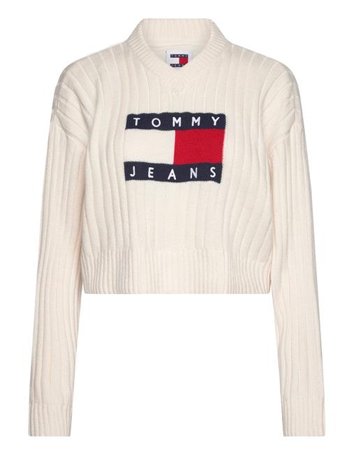 Se Tommy Jeans Tjw Vnck Center Flag Sweater Ext Tommy Jeans White ved Booztlet