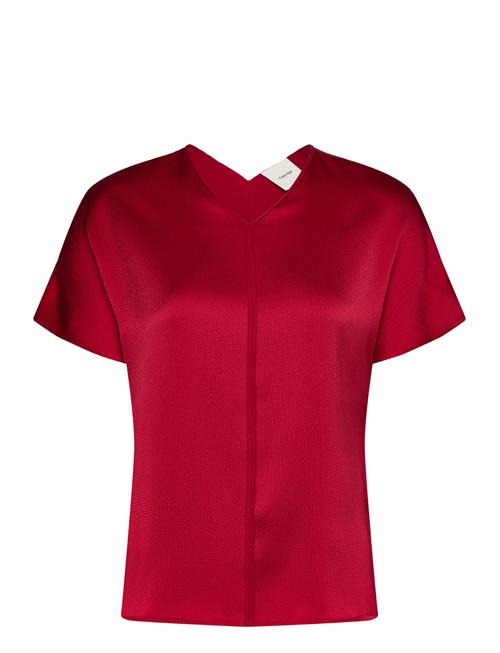 Se Calvin Klein Hammered Satin V Neck Ss Blouse Calvin Klein Red ved Booztlet