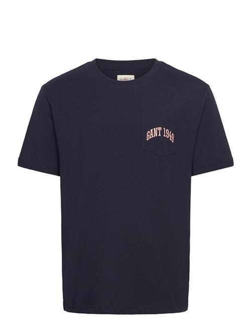 Se GANT Pocket Graphic Tshirt GANT Navy ved Booztlet