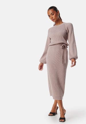 Se BUBBLEROOM Round Neck Rib Knitted Midi Dress  Beige 2XL ved Bubbleroom