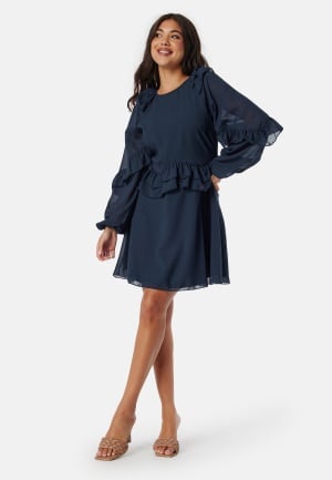 Se BUBBLEROOM Round Neck Short Frill Dress Navy 46 ved Bubbleroom