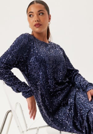 Se Happy Holly Sequin Long Midi Dress Midnight blue 52/54 ved Bubbleroom