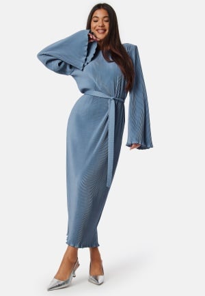 Se BUBBLEROOM Pleated Tie Midi Dress Dusty blue XL ved Bubbleroom